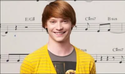 Calum Worthy (Dez dans  Austin et Ally ) a fait une petite apparition dans  Bonne chance Charlie  ?