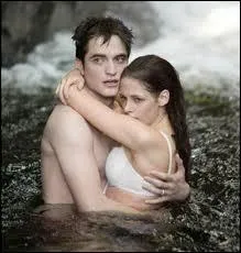 Arrive sur l'le pour leur lune de miel, que dit Bella  Edward avant d'aller se baigner dans la mer ?