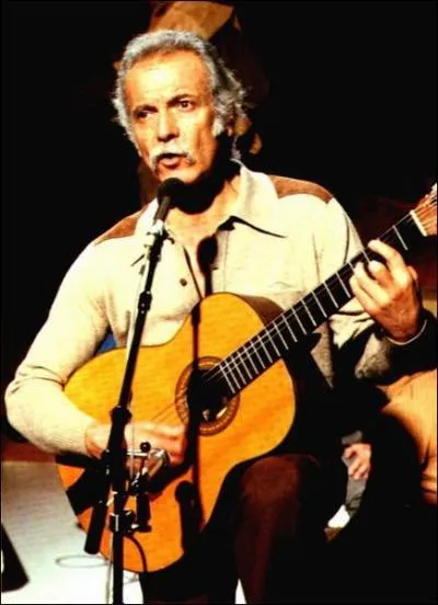 Quel chanteur est sur cette photo ?