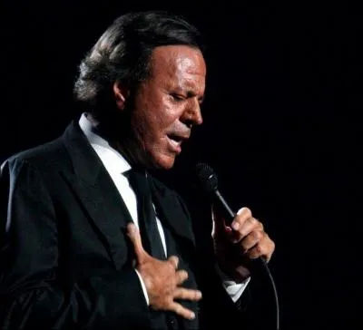 Quel chanteur est sur cette photo ?