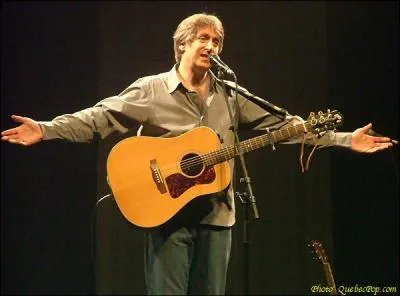 Quel chanteur est sur cette photo ?