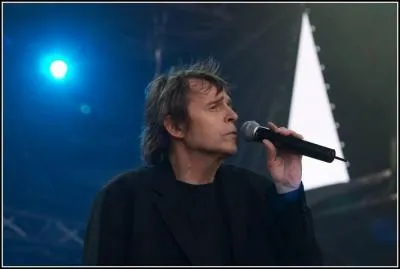 Quel chanteur est sur cette photo ?