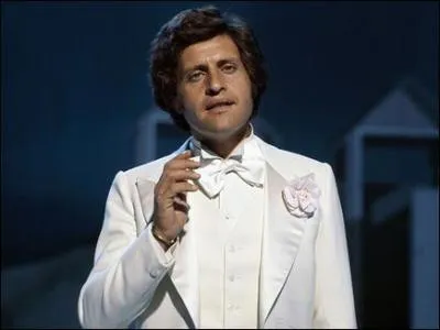 Quel chanteur est sur cette photo ?