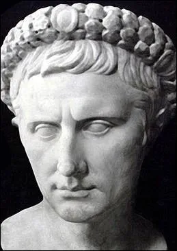 Pourquoi Octave se mfie-t-il tout particulirement de Cloptre, mme avant sa relation avec Marc-Antoine ?