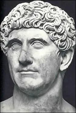 Aprs la mort de Csar, deux ambitieux s'affrontent pour lui succder : Antoine et Octave. Qui est Antoine ?