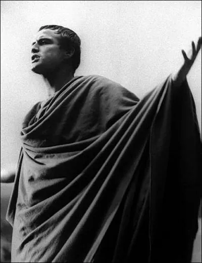 Comment Antoine est-il peru par la foule romaine ?