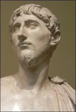 Celui-ci regroupe donc Antoine et Octave, ainsi qu'un troisime personnage, l'ancien matre de cavalerie de Csar, appel :