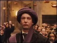 C'est l'heure du banquet d'Halloween, le professeur de dfense contre les forces du Mal arrive. Qu'annonce-t-il ?