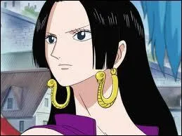 Ce capitaine corsaire est une femme, la seule parmi les capitaines corsaires. Elle est tombe amoureuse de Luffy lors de l'arc Amazon Lily. Elle veut  tout prix se marier avec lui et elle rougit comme Luffy lui dit son nom. Qui est-elle ?