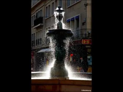 Qui chantait   Fernand me disait que le centre du monde c'est un pont dmoli ... . que c'est une vieille ville aux remparts un peu gris et o chaque fontaine sche un chagrin depuis  ?