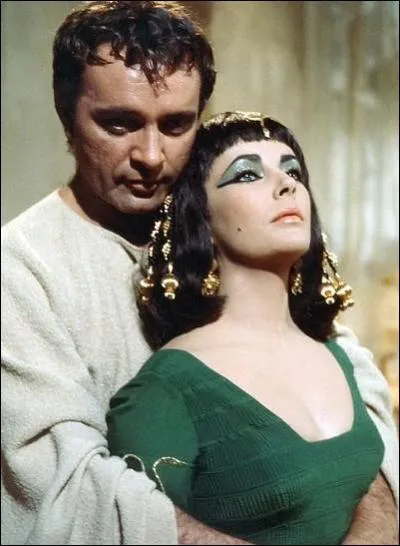 En -36, alors que ses relations avec Octave se dgradent de nouveau, Antoine quitte sa femme (enceinte de leur deuxime enfant), et se rend en Syrie o il rappelle  lui Cloptre, qui accourt, accompagne de ses deux jumeaux. Les deux amants s'y marient. O cela se passe-t-il exactement ?