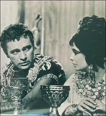 Cloptre fait mme graver sur une bague le nom grec  mth , qui signifie :