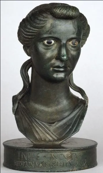 Alors qu'il est en Orient, Antoine est convoqu en Grce par sa femme, une vritable furie, qui a tent un soulvement qui a mal tourn contre Octave. Comment se nomme-t-elle ?