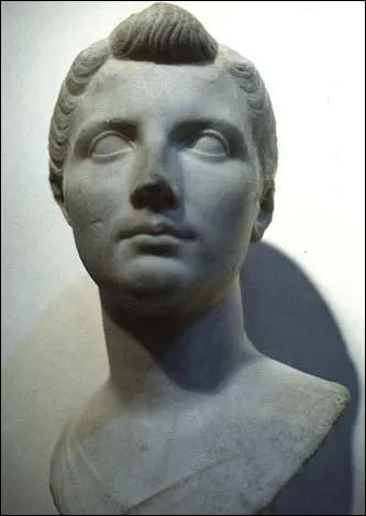 Pour sceller cet accord, au grand dsespoir de Cloptre, Octave marie sa propre sur avec Antoine. Comment s'appelle-t-elle ?