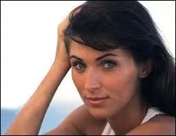 De qui va tre amoureuse cette personne dans la saison 1 et 2 ?