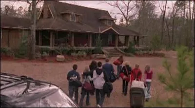 A qui est le chalet dans lequel tous les amis vont passer le week-end pour se dtendre aprs la prise d'otage ?