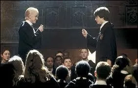 Quel sortilge n'est pas lanc par Harry et Drago lors du club de duel ?