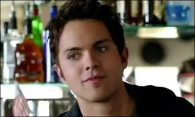 Avec qui Adam sort-il au dbut de la premire saison ?