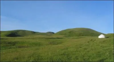 Où peut-on dormir dans une yourte au Québec et être au bord de la mer entouré de falaises rouges en mangeant du homard et en ne comprenant rien de l'accent des gens ?
