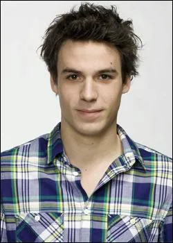 Je suis un beau-gosse sportif, charmant mais un peu lent, n'a aucune connaissance, je suis :