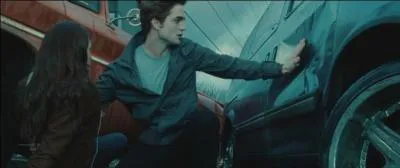 O est Edward quand il vient arrter la voiture (de sa main) qui fonait sur Bella ?