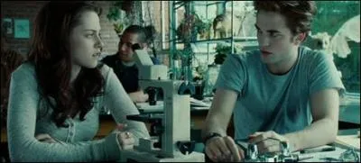 Comment ragit Edward quand Bella entre dans la classe de biologie ?