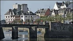 Nous allons  Concarneau ( Finistre ). Cette ville est chef-lieu...