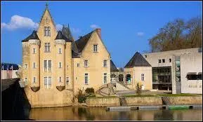 La ville de La Flche ( Sarthe ) est chef-lieu ...