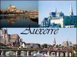 Je vous envoie une carte postale d'Auxerre ( Yonne ). La ville est chef-lieu ...