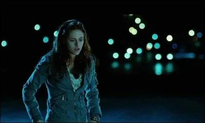 Comment Bella essaie-t-elle de s'expliquer ?