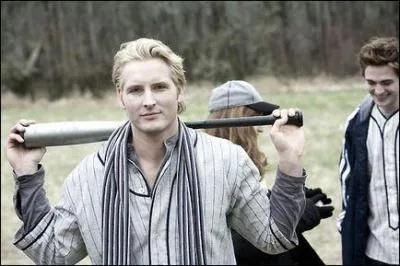 Qu'a provoqu Edward en lisant dans les penses de celui qui pourchasse Bella ?