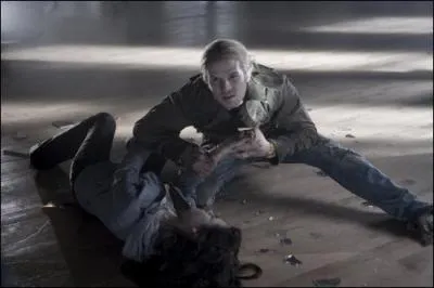 Qui arrive au moment o James fait une vido de leur rencontre avec Bella, lui brise la jambe, puis lui demande de dire  Edward combien elle souffre ?