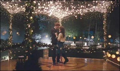 Qui observe Bella et Edward lorsqu'ils dansent  la fin ?