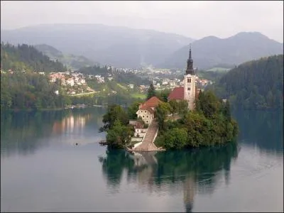 Bled est une ville situe dans les Alpes, est-ce une ville franaise ou d'un autre pays ?