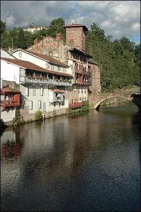 Saint-Jean-Pied de Port est un petit village de 2 000 habitants, est-ce que cette ville est franaise ?