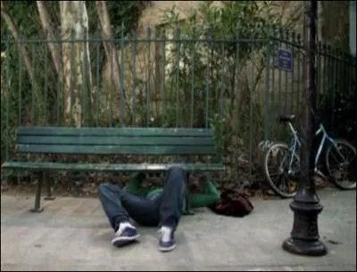 Qui dit cette rplique :  Qu'est-ce que tu fais Slim ? Tu rpares le banc ? Il dmarrait plus ?  