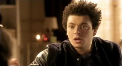 Quelle est la personne qui martyrise le plus Adams dans sa famille ?