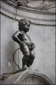 Le Manneken-Pis y a une garde-robe de plus de 800 costumes.