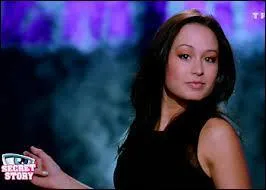 Avec qui Emilie est-elle alle dans l'appartement secret ?