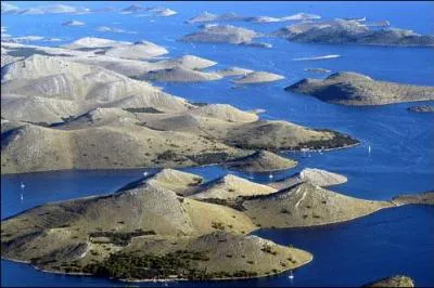 Combien l'archipel croate compte-il d'les et d'lots en tout ?