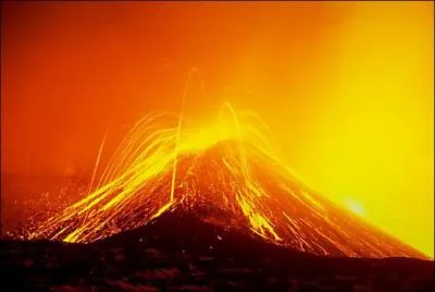 Quel est le nom du volcan le plus haut d'Europe, au pied duquel est situ la ville sicilienne de Catane ?