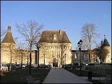 Vous avez reu une lettre d'un ami habitant la ville de Jonzac ( Charente-Maritime ). Cette ville est chef-lieu ...