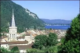 Nantua ( Ain ) est une commune qui est chef-lieu ...