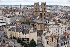 Nous partons  Rennes ( Ille-et-Vilaine ) o la ville est chef-lieu ...
