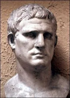 Octave charge son bras droit et ami d'enfance, qui est aussi son gnral, de chasser tous les espions de Cloptre vivant  Rome. Comment s'appelle cet homme ?