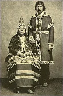 Cette photo remarquable prise en 1865 nous montre le premier peuple  avoir colonis le Qubec. Ils taient l avant les Vikings. Ils sont venus par le dtroit de Bring. Leur nom est premiers hommes :