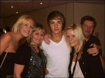 Comment s'appellent les deux soeurs de Liam ?