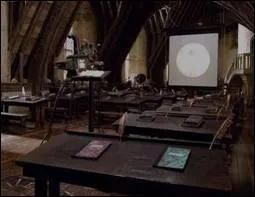 Qui remplace le professeur Lupin pendant quelques temps au poste de professeur de dfense contre les forces du mal ?