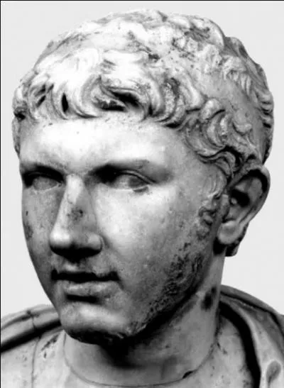 Cloptre Sln, la fille de Cloptre et d'Antoine, est marie par Octave en -20 au roi de Numidie, Juba II. C'est avec la mort de son fils, Ptolme de Maurtanie, que s'teint dfinitivement la ligne des Lagides en 40. Quel empereur romain le tue ?