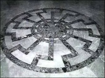 Dans la cour du chteau tait reprsent un symbole particulier. Lequel ?